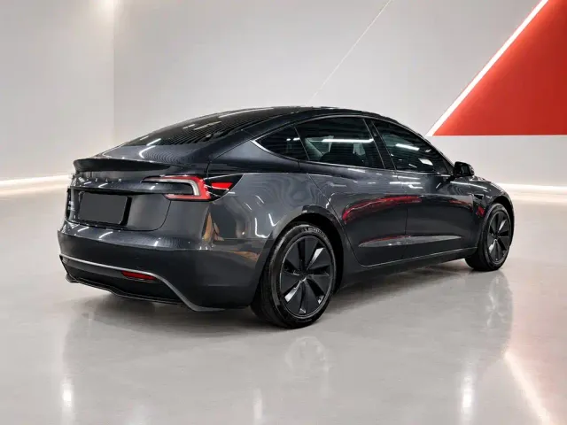 Tesla Model 3 — Фото автомобиля 6