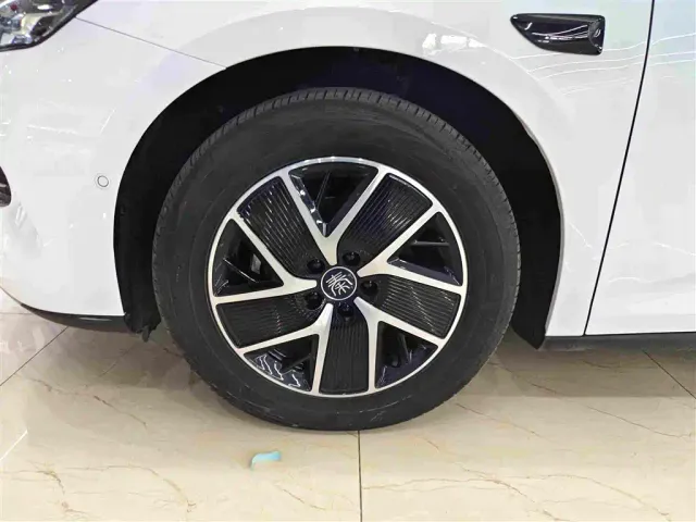 BYD Qin L — Фото автомобиля 10