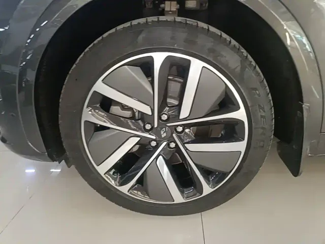 Li Auto L7 — Фото автомобиля 22