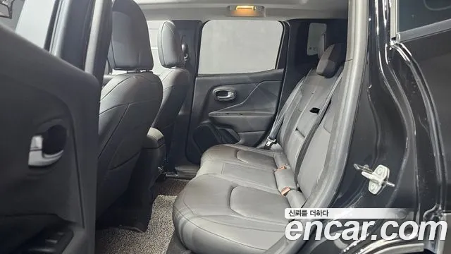 Jeep Renegade — Фото автомобиля 12