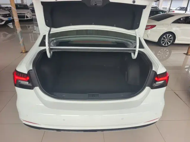 Roewe i6 MAX EV — Фото автомобиля 18