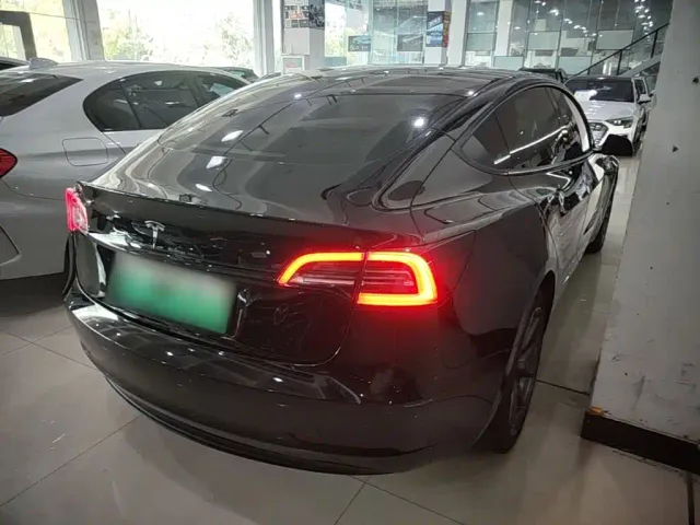 Tesla Model 3 — Фото автомобиля 6