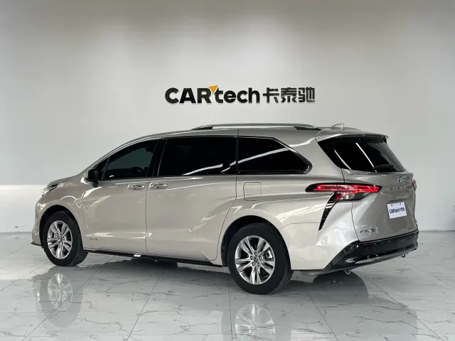 Toyota Sienna — Фото автомобиля 8