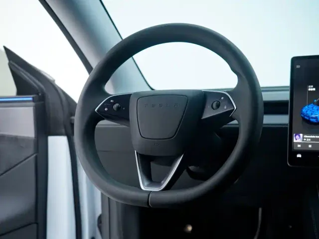 Tesla Model Y — Фото автомобиля 16