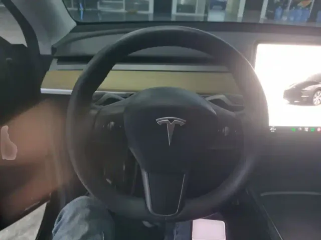 Tesla Model Y — Фото автомобиля 10