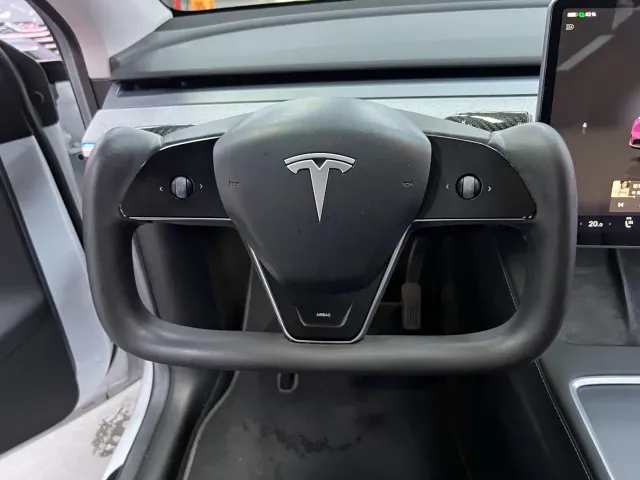 Tesla Model Y — Фото автомобиля 13