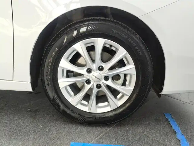 Roewe i5 — Фото автомобиля 6