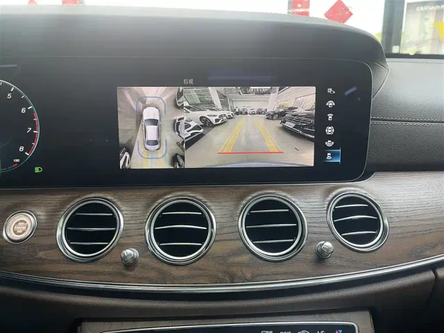 Mercedes-Benz E-Class — Фото автомобиля 20