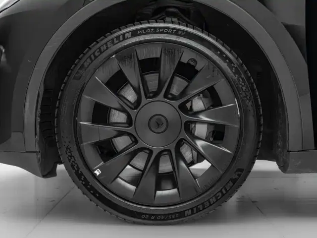 Tesla Model Y — Фото автомобиля 29