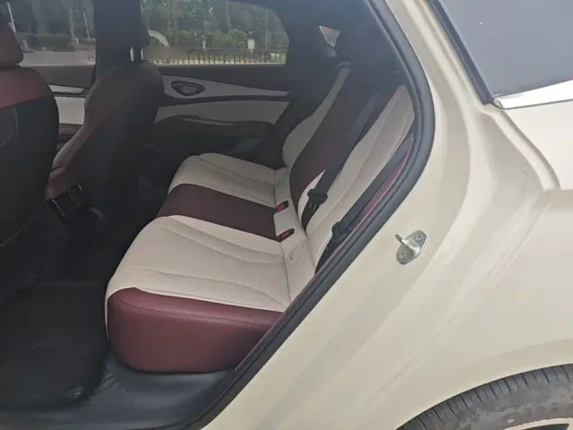 BYD Seal 07 DM-i — Фото автомобиля 16