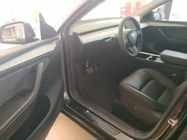 Tesla Model Y — Фото автомобиля 15