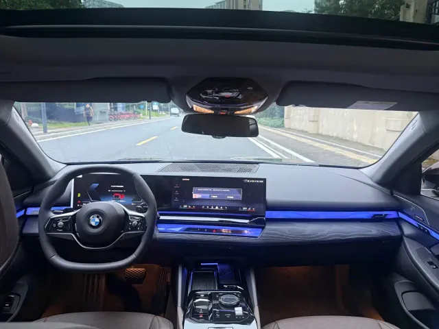BMW 5 Series — Фото автомобиля 11