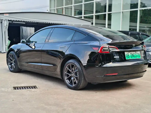 Tesla Model 3 — Фото автомобиля 4