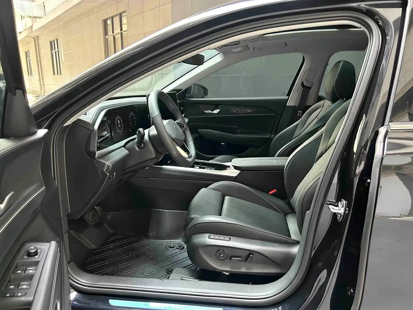 Volkswagen Passat 2025 Pro 380TSI Dragon Fortune Edition — Фото автомобиля 12