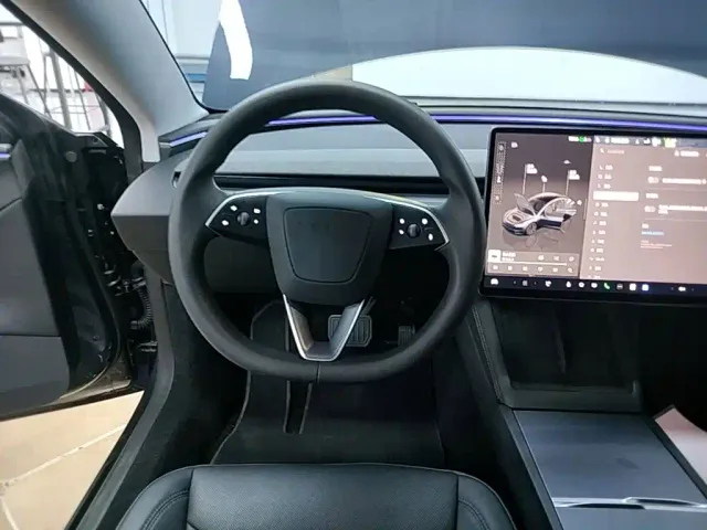 Tesla Model 3 — Фото автомобиля 10