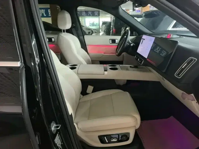 Li Auto L8 — Фото автомобиля 24