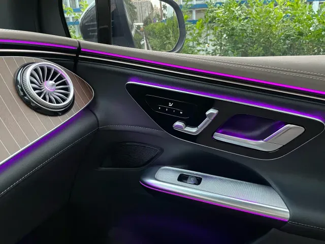 Mercedes-Benz EQE SUV — Фото автомобиля 18