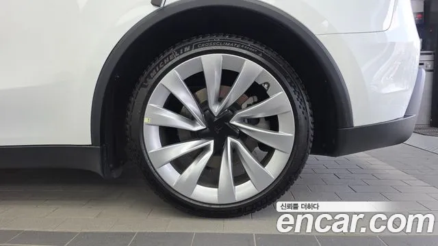 Tesla Model Y — Фото автомобиля 6
