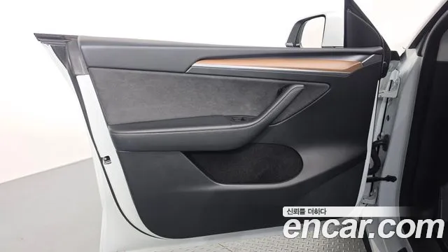 Tesla Model Y — Фото автомобиля 23