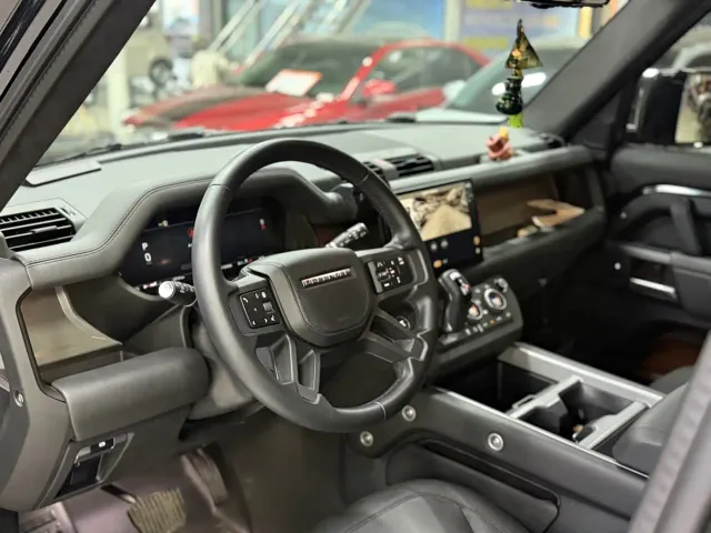 Land Rover Defender — Фото автомобиля 10
