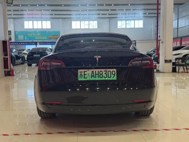 Tesla Model 3 — Фото автомобиля 5