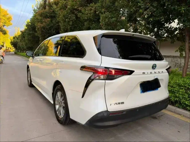 Toyota Sienna — Фото автомобиля 9