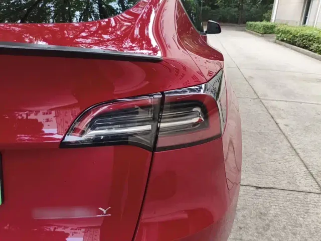 Tesla Model Y — Фото автомобиля 23