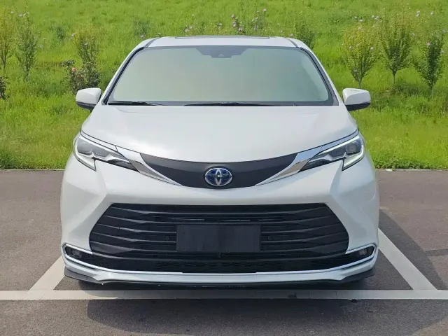 Toyota Sienna — Фото автомобиля 2