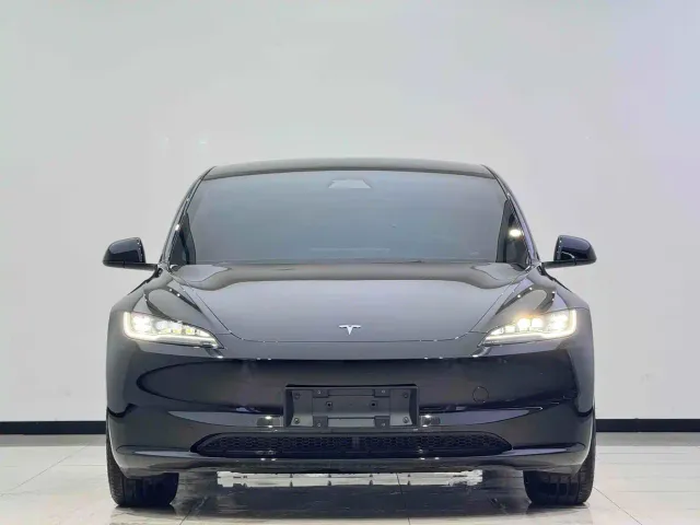 Tesla Model 3 — Фото автомобиля 2