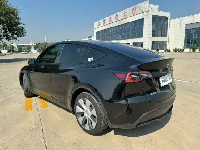 Tesla Model Y — Фото автомобиля 6