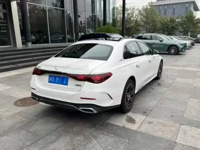 Mercedes-Benz E-Class — Фото автомобиля 2