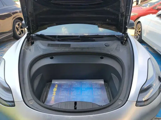 Tesla Model 3 — Фото автомобиля 19