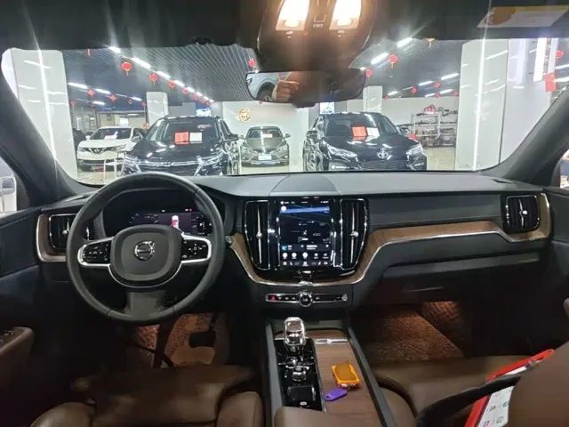 Volvo XC60 — Фото автомобиля 9