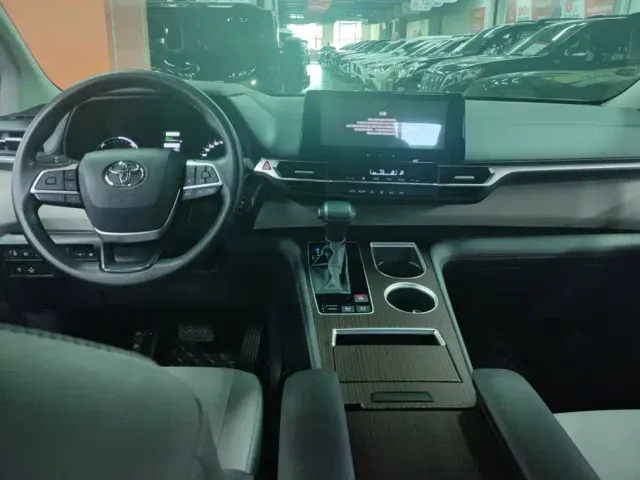 Toyota Granvia — Фото автомобиля 12