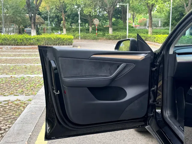 Tesla Model Y — Фото автомобиля 9