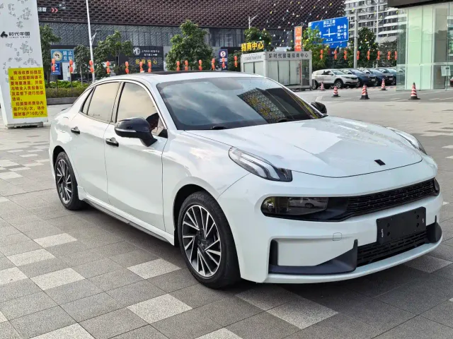 Lynk & Co 03 — Фото автомобиля 3
