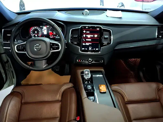 Volvo XC90 — Фото автомобиля 9