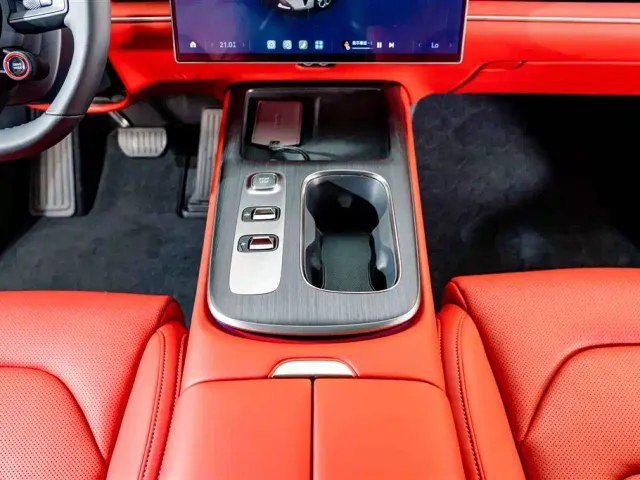 Xiaomi SU7 — Фото автомобиля 13