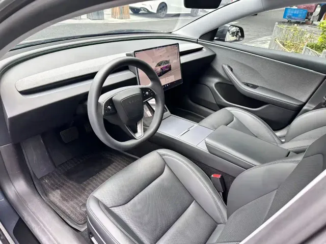 Tesla Model 3 — Фото автомобиля 4