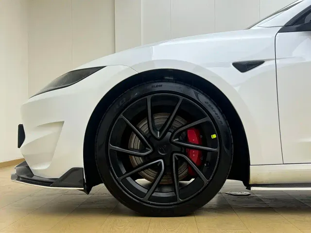 Tesla Model 3 — Фото автомобиля 5