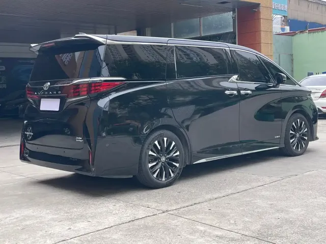 Toyota Alphard — Фото автомобиля 4