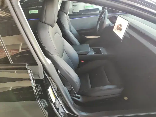Tesla Model 3 — Фото автомобиля 24