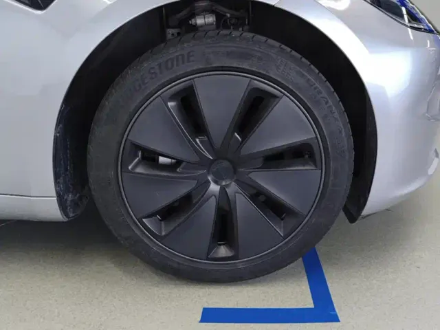 Tesla Model 3 — Фото автомобиля 6
