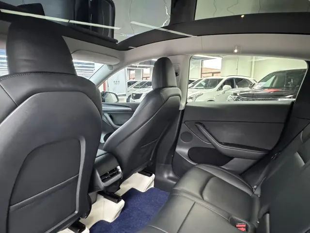 Tesla Model Y — Фото автомобиля 11