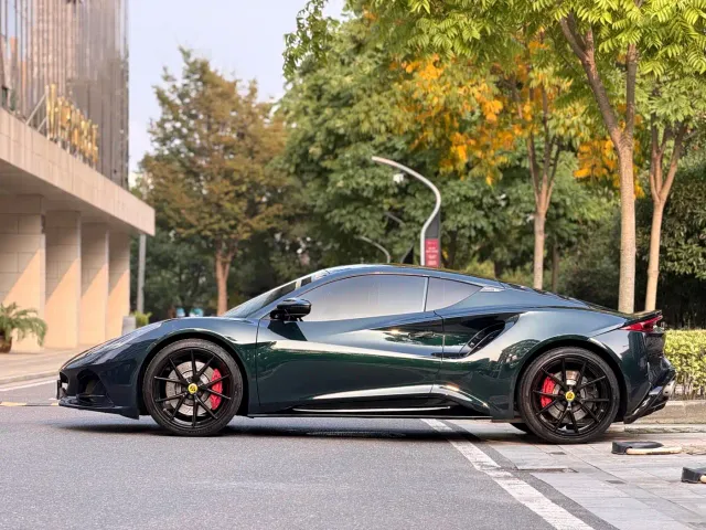 Lotus Emira — Фото автомобиля 4