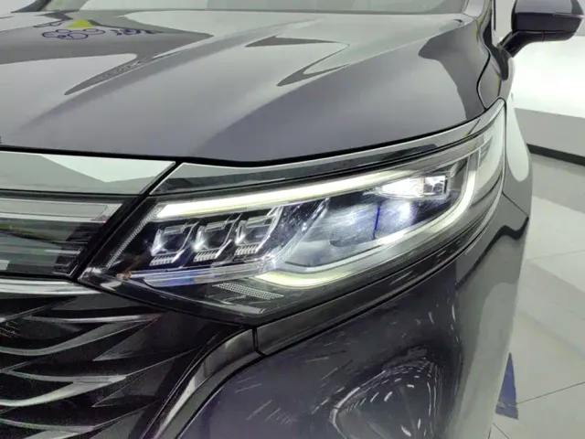 Roewe iMAX8 — Фото автомобиля 5