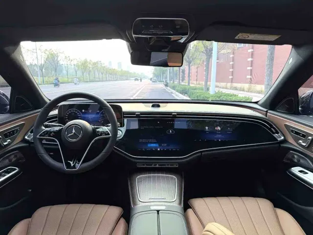 Mercedes-Benz E-Class — Фото автомобиля 3