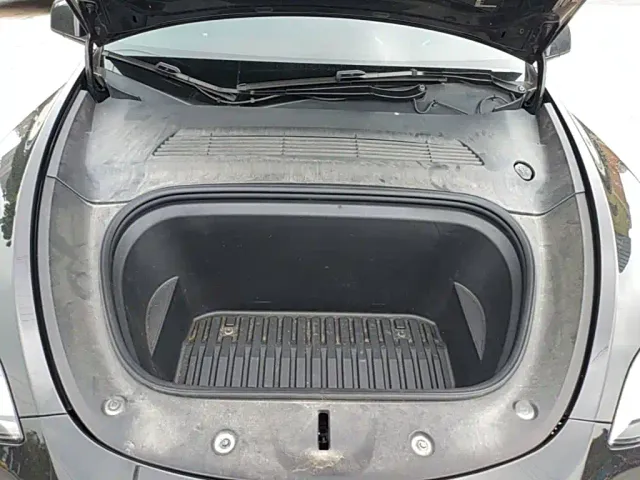 Tesla Model Y — Фото автомобиля 19
