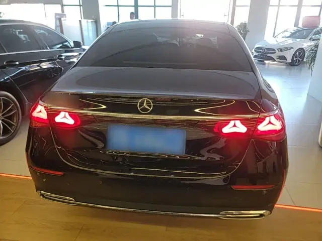 Mercedes-Benz E-Class — Фото автомобиля 5