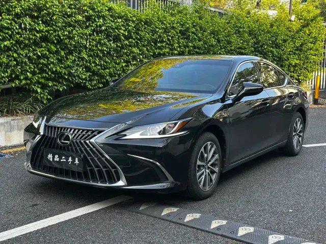 Фотография автомобиля — Lexus ES